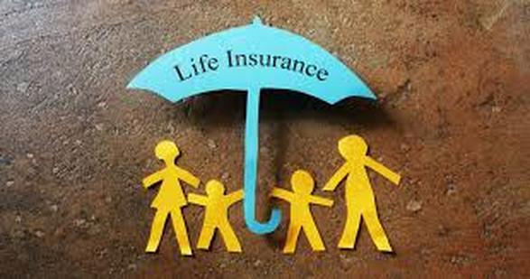 paper stick figure of family under a life insurance umbrella